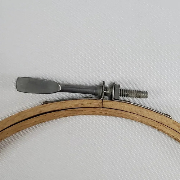 Vintage 6" wooden embordiery hoop Adjustable Monarch Style Screw Made in USA - Picture 3 of 10